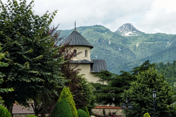 Zdjęcie z Czarnogóry - z oddali wylania sie bryła Cerkwii Bogurodzicy przy Monasterze Moraca