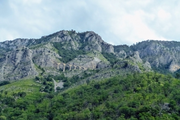 Zdjęcie z Czarnogóry - wyzoomowany widoczny w oddali fragment trasy kolejowej Belgrad-Bar