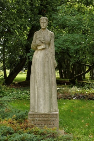 Zdjęcie z Polski - właścicielka majątku - pani Aleksandra zaklęta w kamieniu...