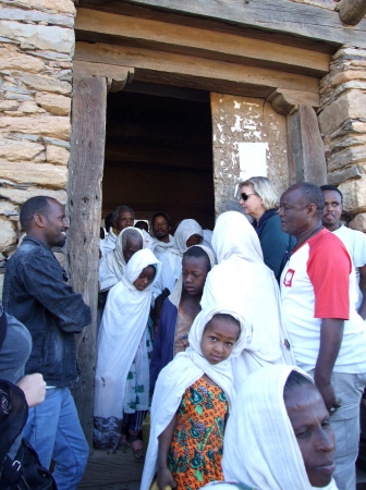 Zdjęcie z Etiopii - przed kościelnym murem