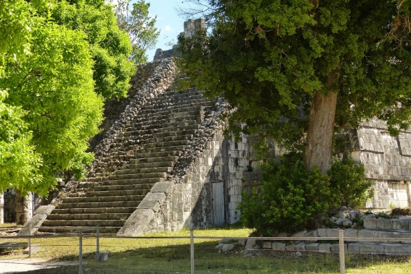 Zdjęcie z Meksyku - na terenie kompleksu Chichen Itza znajduje się sporo różnych obiektów