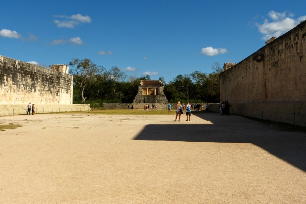 Zdjęcie z Meksyku - boisko do gry w ullamaliztli/pelotę w Chichen Itza ma 168 m długości