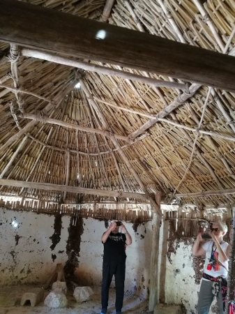 Zdjęcie z Meksyku - wnętrze chaty jest najczęściej "jednoizbowe" ;w dzień kobiety gotują tu na trzech kamieniach