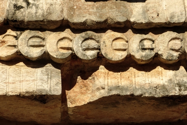Zdjęcie z Meksyku - szczegóły symbolu Euro - w ruinach majańskiego Uxmal 😊