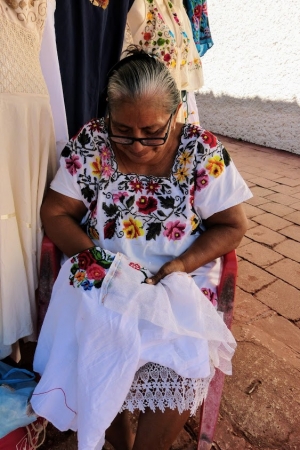 Zdjęcie z Meksyku - przy wyjściu Panie ubrane w tradycyjną sukienkę huipil - haftują 
