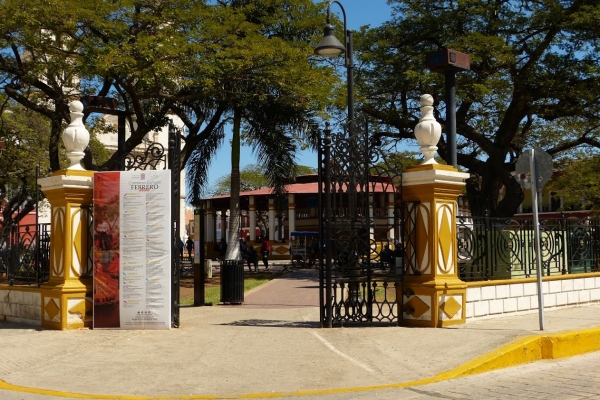 Zdjęcie z Meksyku - wchodzimy na "rynek" do Parku Principal - tętniącego serca Campeche
