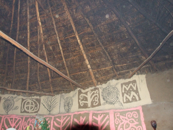 Zdjęcie z Etiopii - na ścianach wzorki