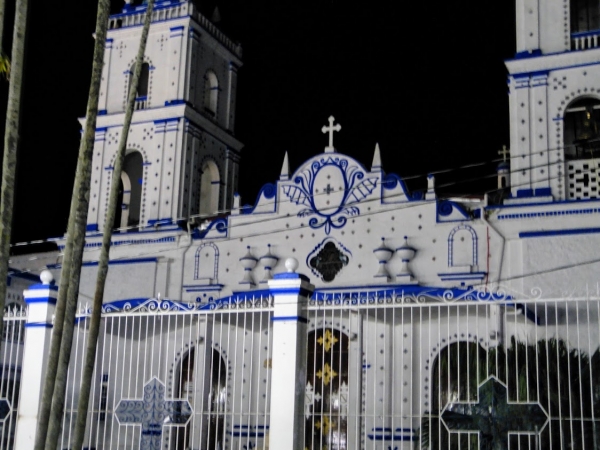 Zdjęcie z Meksyku - ładny kościół nocą w centrum Catemaco