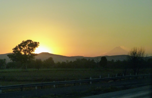 Zdjęcie z Meksyku - O zachodzie słońca, dojeżdżąjac do Puebli mamy kolejny spektakl- daleko po prawej ...