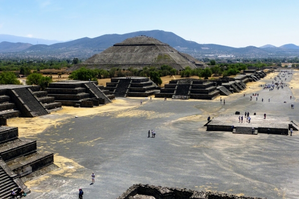 Zdjęcie z Meksyku - wokół pełno było tu mniejszych piramid; świątyń, spichleży, teatrów, pałacy, itd...