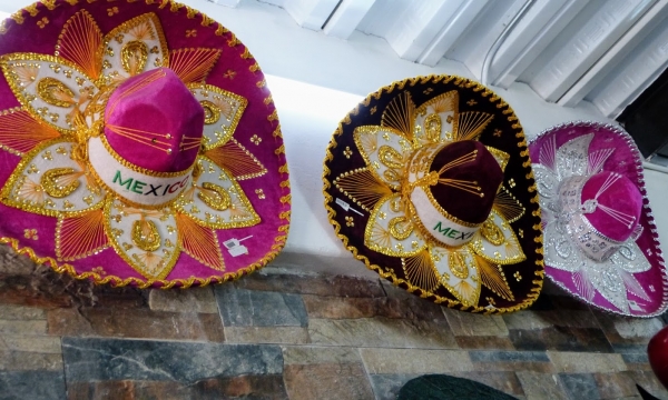 Zdjęcie z Meksyku - więcej niewieścich różowych sombrero! 😄
