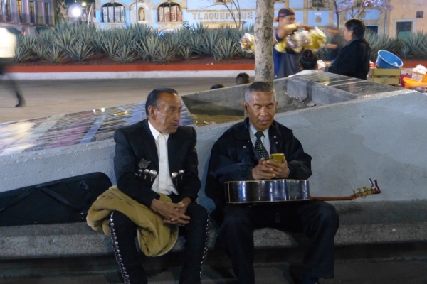 Zdjęcie z Meksyku - mariachi - nawet starsze pokolenie ogarnęła ta smartfonowa zaraza 😊
