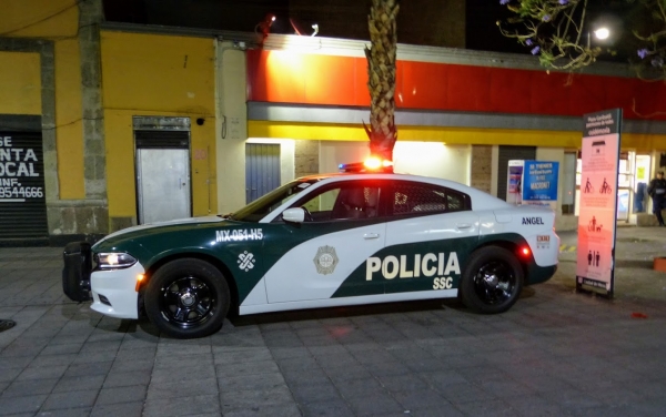 Zdjęcie z Meksyku - policja mechaniczna też jest (stoi oparta pod ścianą po prawej 😂) 