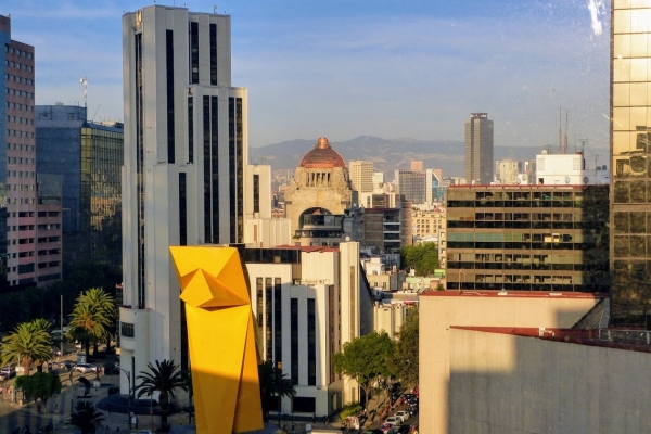 Zdjęcie z Meksyku - na pierwszy rzut oka trudno doszukać się w tej żółtej, stalowej  masie kształtu konia😌