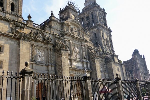 Zdjęcie z Meksyku - Katedra stoi dokładnie w miejscu tzw. Tzompantli - miejsca które służyło Aztekom do składania 
