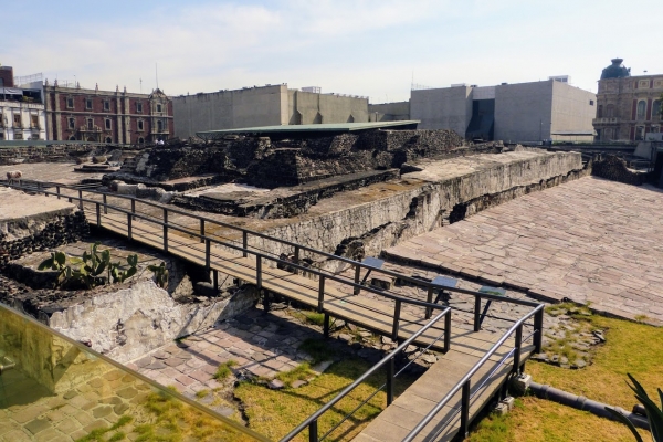 Zdjęcie z Meksyku - tuż przy Zocalo widnieją odsłonięte spod ziemi ruiny Wielkiej Świątyni Templo Mayor