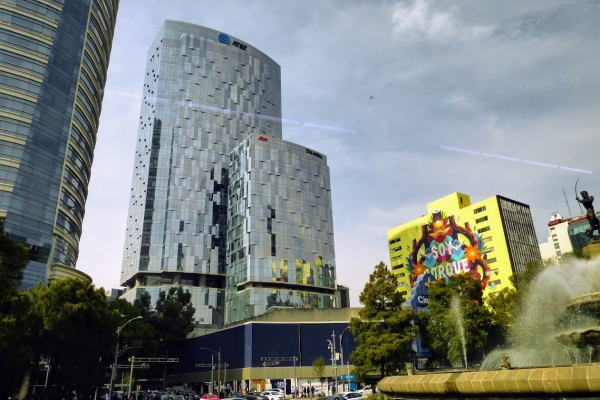 Zdjęcie z Meksyku - i przez Paseo de La Reforma mkniemy w kierunku lotniska...