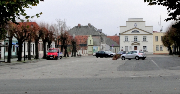 Zdjęcie z Polski - Po przeciwnej stronie rynku znajduje się klasycystyczny ratusz.