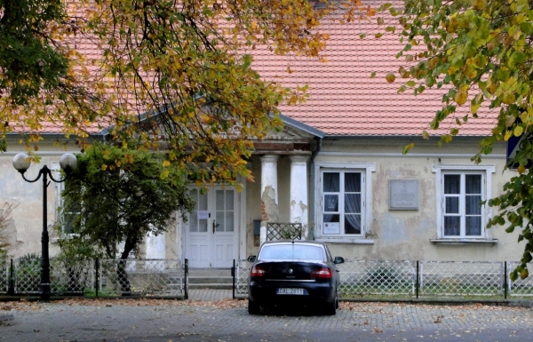 Zdjęcie z Polski - Budynkowi też przydałby się remont...