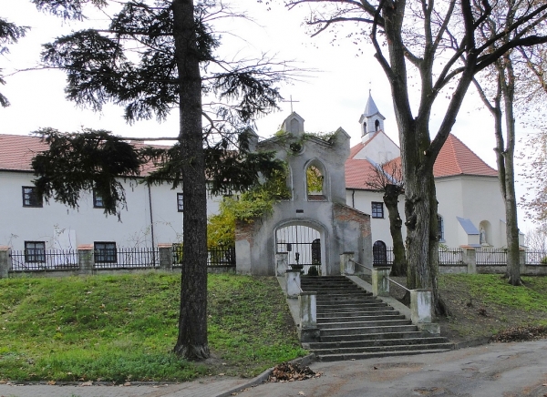 Zdjęcie z Polski - W miasteczku znajduje się też zespół klasztorny Franciszkanów.