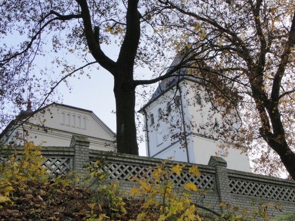 Zdjęcie z Polski - Zeszliśmy ze skarpy nad znajdujące się za kościołem jezioro.