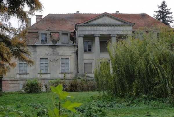 Zdjęcie z Polski - Otoczony zaniedbanym parkiem...