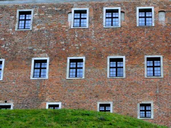 Zdjęcie z Polski - Ściany z czerwonej cegły z mnóstwem okien...