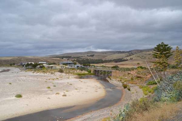 Zdjęcie z Australii - Ujscie Myponga Creek i stuletni drewniany most