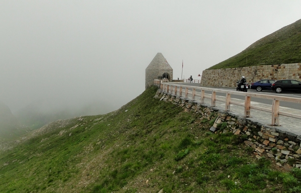 Zdjęcie z Austrii - Tu trafiamy w niezłą mgłę. Nic nie widać, więc jedziemy dalej.
