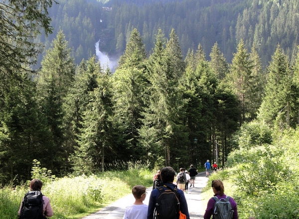 Zdjęcie z Austrii - Początek trasy - kawałek całkiem płaskiej drogi z widokiem na wodospad.