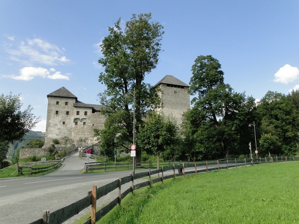 Zdjęcie z Austrii - Wracając do pensjonatu zatrzymaliśmy się jeszcze przy zamku w Kaprun.