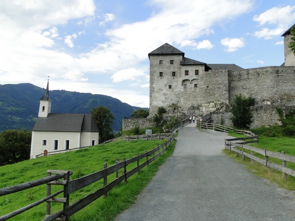 Zdjęcie z Austrii - Zamknięty okazał się również kościółek znajdujący się tuż obok zamku.