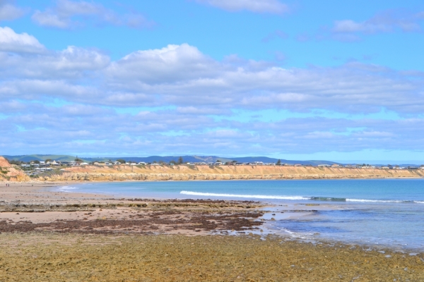 Zdjęcie z Australii - Na klifie w oddali zabudowania miasteczka Port Willunga