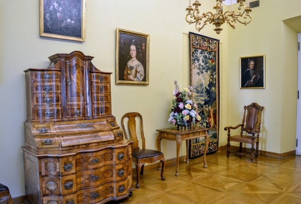 Zdjęcie z Polski - sala barokowa z XVIII wieczną intarsjowaną sekreterą z Niemiec 