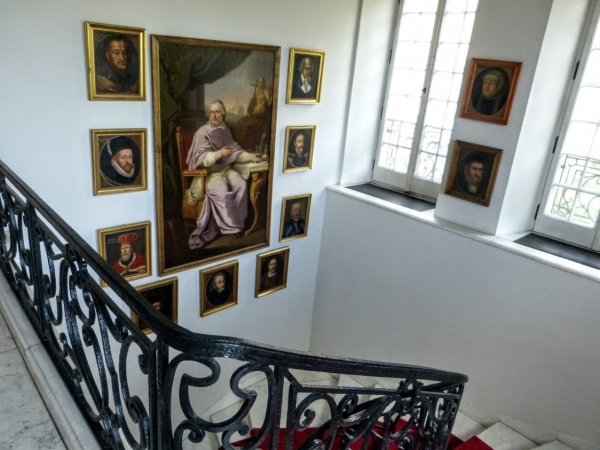 Zdjęcie z Polski - klatka schodowa pałacu pełna portretów Królów Polski