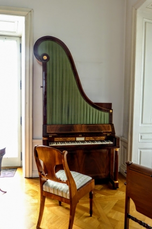 Zdjęcie z Polski - ciekawe pianino, to tzw. Żyrafa - 1800 roku 