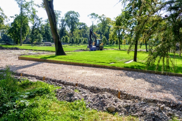 Zdjęcie z Polski - z tyłu pałacu, powstają dawne ogrody...