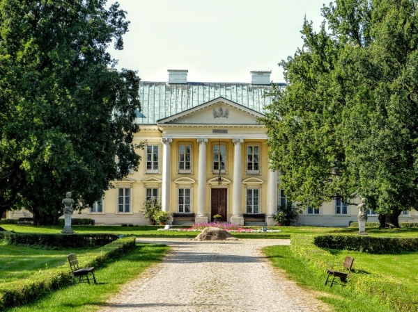 Zdjęcie z Polski - poza samym pałacem, działa tu też największa w Polsce stadnina koni 