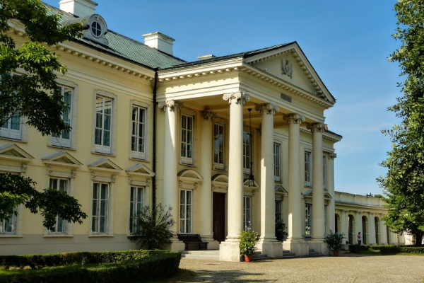 Zdjęcie z Polski - bokiem do pałacu...