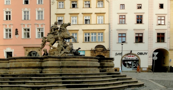 Zdjęcie z Czech - Dochodzimy na Dolny Rynek. Tu też wita nas fontanna.