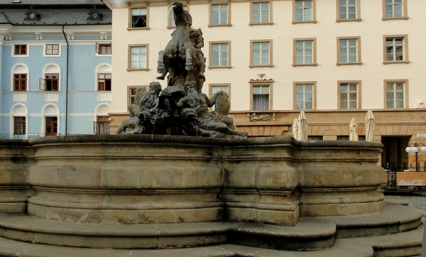 Zdjęcie z Czech - Oglądamy ją z każdej strony. Pięknie się prezentuje na tle zabytkowych kamienic.
