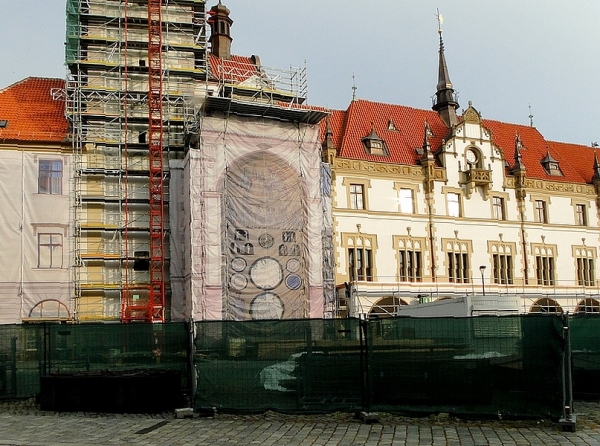 Zdjęcie z Czech - Niestety, trwa remont przepięknego gotyckiego Ratusza na Górnym Rynku.