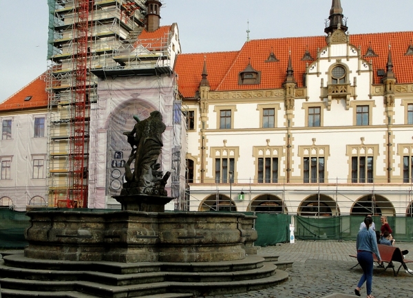 Zdjęcie z Czech - Jeszcze jedna fontanna na tle remontowanego Ratusza.