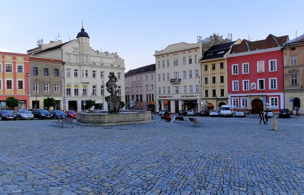 Zdjęcie z Czech - W jednym z narożników Dolnego Rynku zauważamy kolejną fontannę.