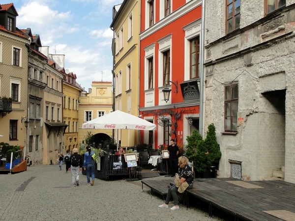 Zdjęcie z Polski - Na tym zdjęciu widać, że kolejna kamienica w tej pierzei błaga o nową elewację.