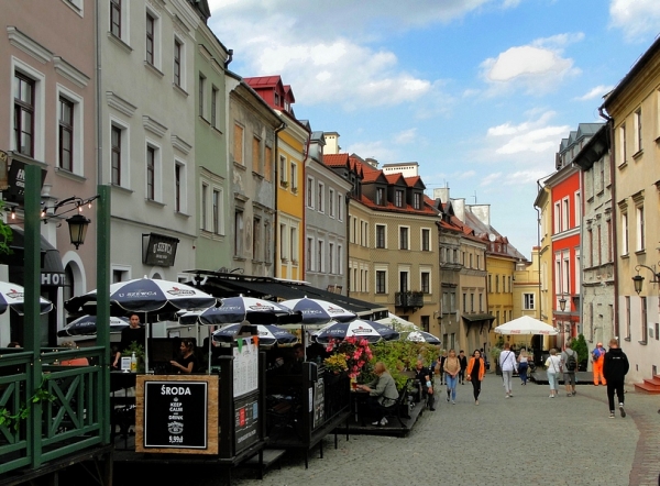 Zdjęcie z Polski - Jak widać - spacerowiczów i klientów kawiarnianych ogródków nie brakuje.