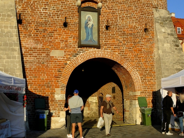Zdjęcie z Polski - Stragany również po drugiej stronie Bramy Krakowskiej.