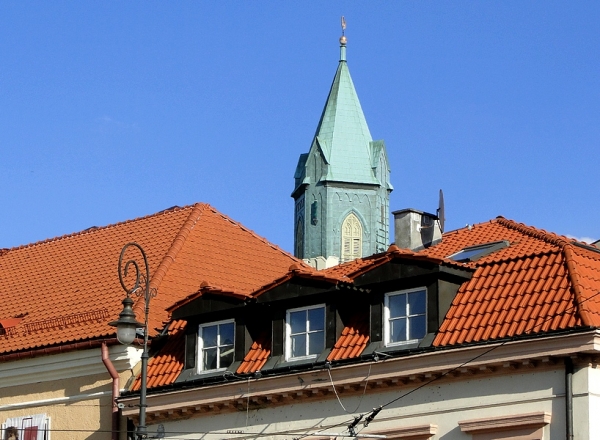 Zdjęcie z Polski - Nad dachami kamienic widać Wieżę Trynitarską.