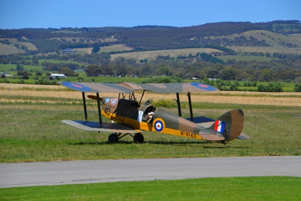 Zdjęcie z Australii - Przedwojenny Tiger Moth w barwach RAF-u