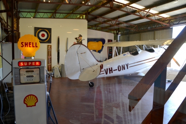 Zdjęcie z Australii - Waco YMF 5C z lat 30-tych w hangarze